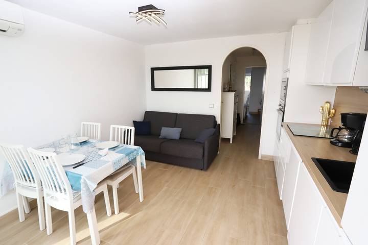 Entire apartment, 3-star apartment with sea view and beach access in St Cyprien in Saint-Cyprien, Côte d'Améthyste