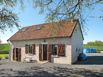 Gîte pour 6 personnes, avec terrasse et piscine, animaux acceptés à Ternant
