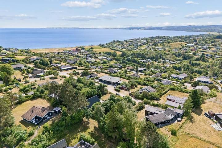 Geräumiges und gepflegtes Ferienhaus auf erhöhter Naturgrund mit schönem Blick über die Ebeltoft Bucht in Egsmark Strand, Süddjursland