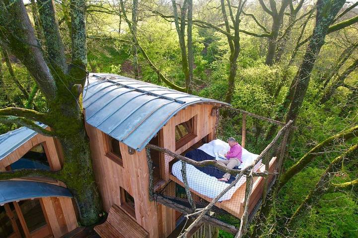 Cabane en bois pour 4 personnes, avec terrasse et sauna ainsi que jardin et piscine