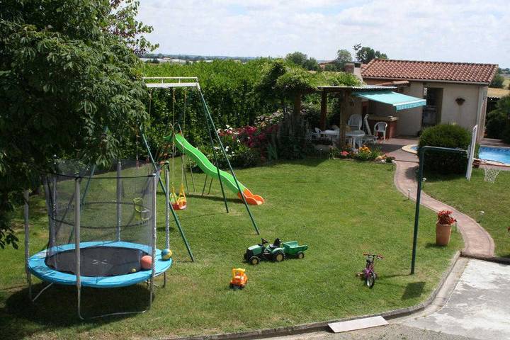 Gîte pour 4 personnes, avec piscine ainsi que terrasse et jardin à Aussonne - 4