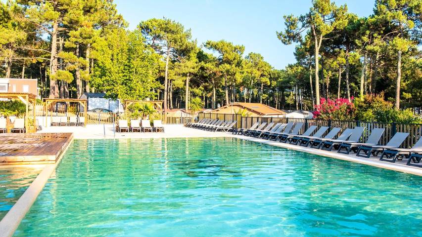 Camping pour 4 personnes, avec Terrasse et Piscine à Biscarrosse