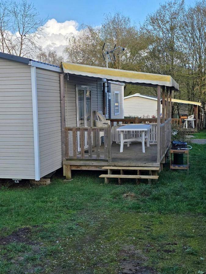 Camping pour 8 personnes, avec jardin ainsi que piscine et terrasse