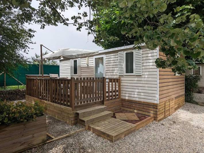 Gîte pour 4 personnes, avec Balcon et Jacuzzi ainsi que Terrasse et Jardin dans Saint-Julien-en-Saint-Alban