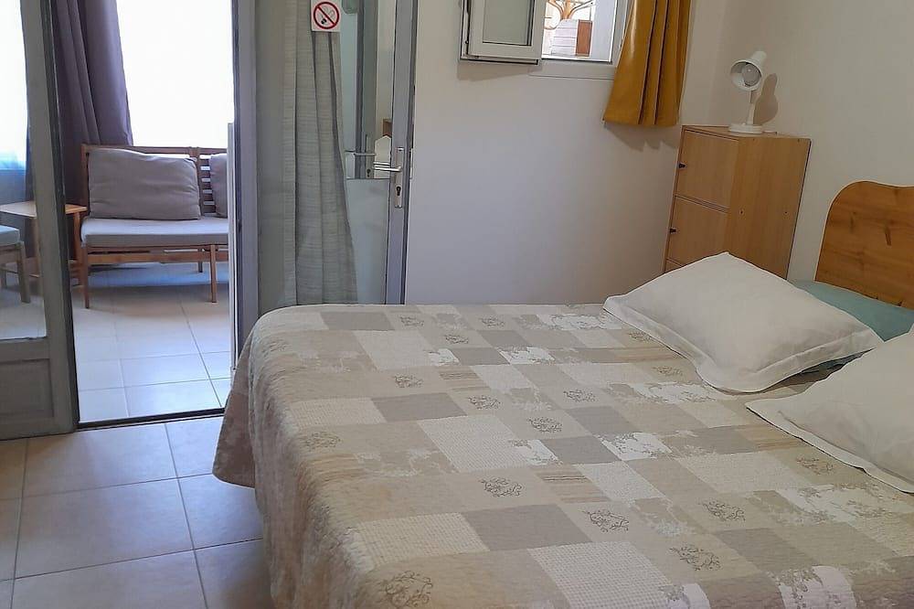 Entire apartment, Gîtes \"Chez Cécile\" in Lagnes, Vaucluse, in the countryside. in Lagnes, Parc naturel régional du Luberon