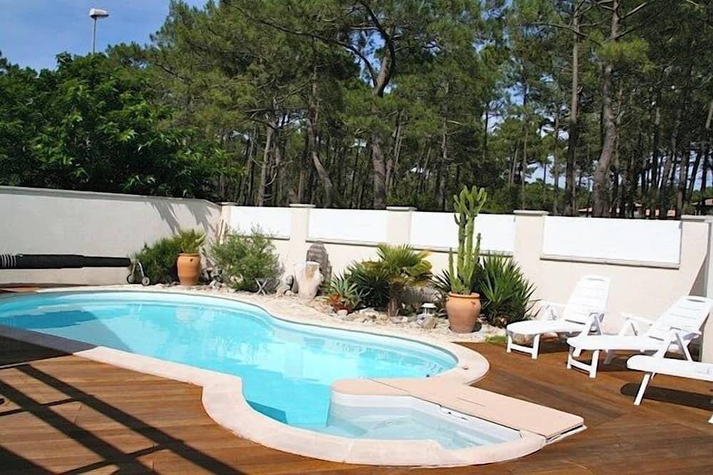 House with pool close to the beach in Hourtin Plage, Hourtin