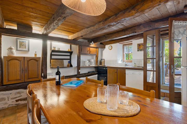 Gîte « La Cave » avec piscine partagée, terrasse privée et wifi in Saint-Saud-Lacoussière, Parc naturel régional Périgord-Limousin