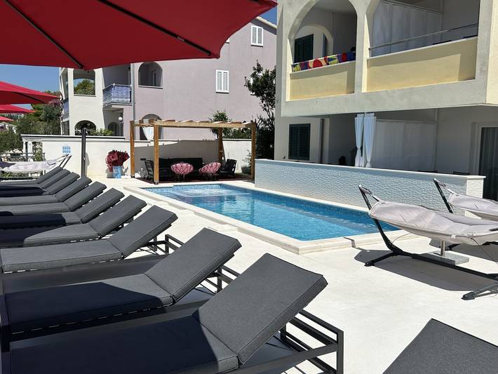 Ganze Wohnung, Beheizter Swimmingpool, atemberaubende Terrasse mit Meerblick a7, in Okrug Gornji, Ciovo