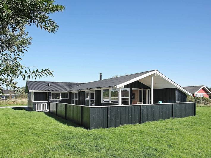 Feriehus for 8 personer, med jacuzzi og sauna i tillegg til terrasse i Lønstrup