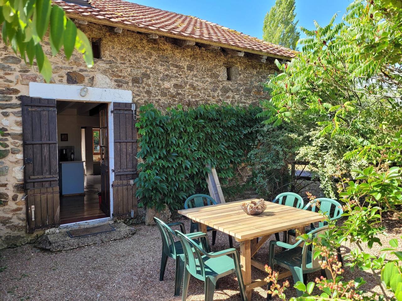 Casa vacacional 'Gite La Vigne' con piscina compartida, terraza privada y wifi in Saint-Saud-Lacoussière, Parque Natural Regional Périgord-Limousin