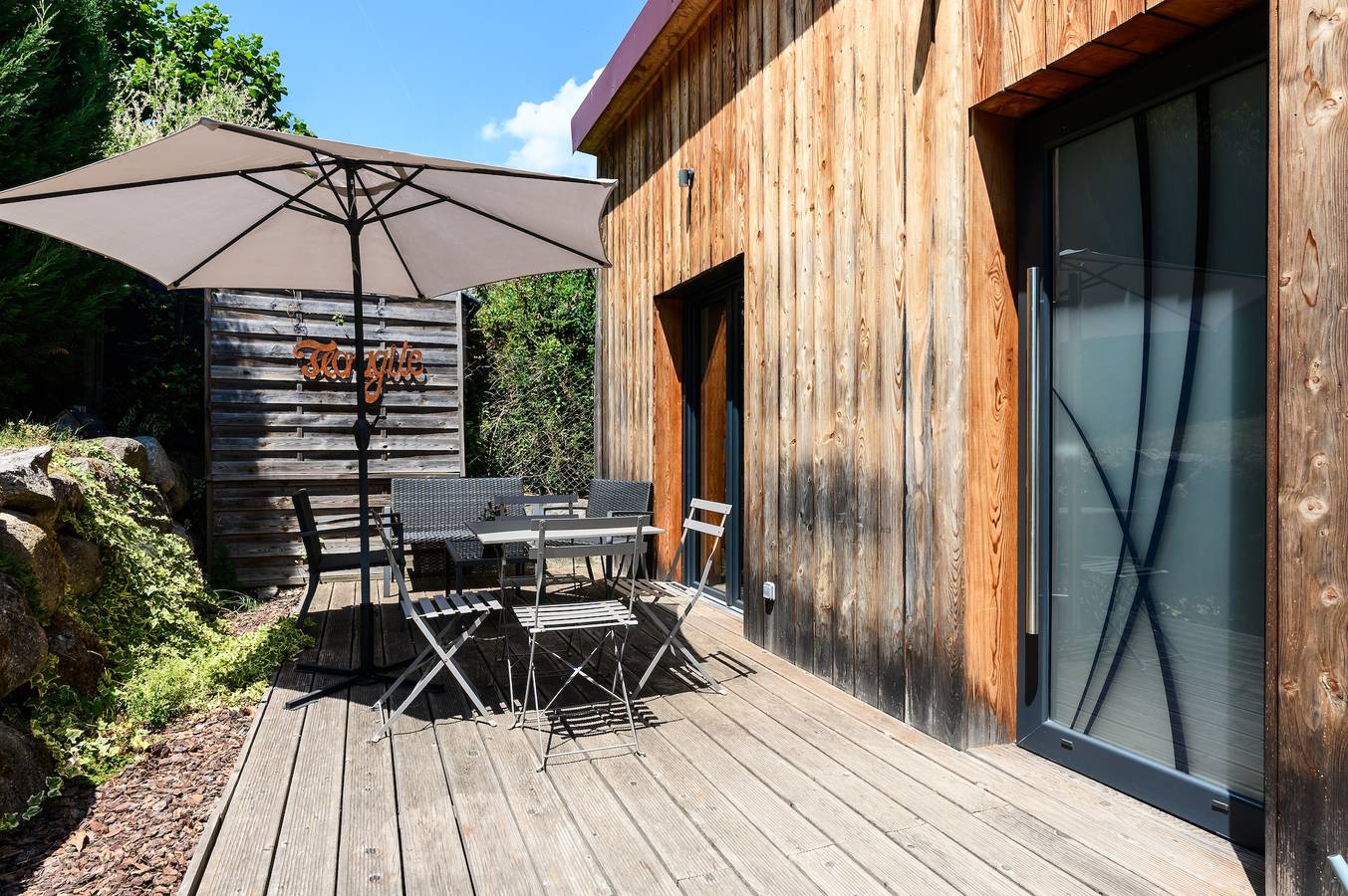 Vakantiehuis 'Flora Gîte' met privéterras, tuin en wifi, foto 8