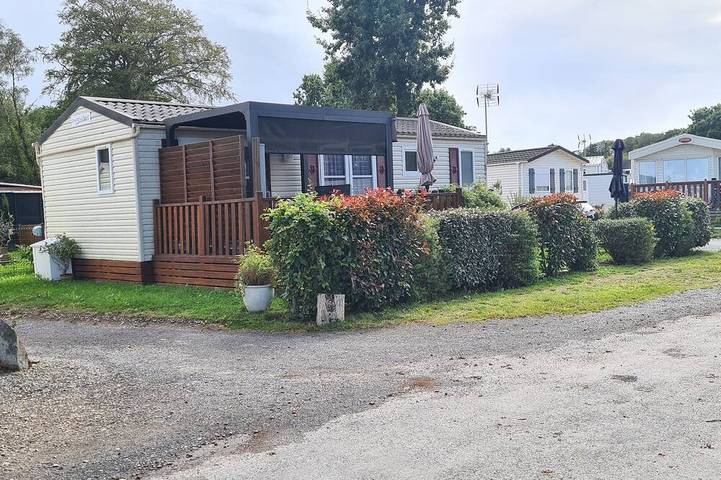 Camping pour 4 personnes, avec Terrasse ainsi que Jardin et Piscine