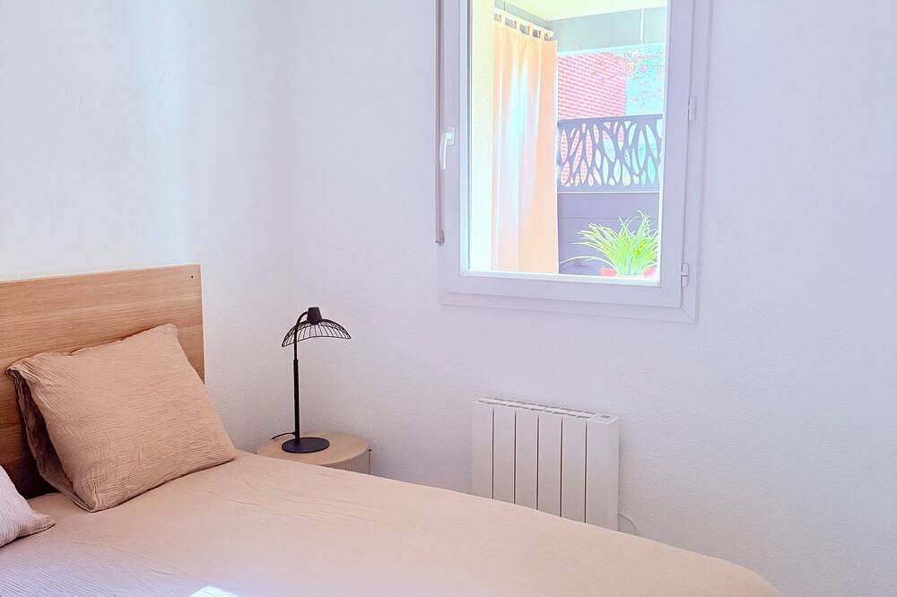 Entire apartment, La Parenthèse - Cosy & Colorful - Sleeps 2 - Private Parking in Blagnac, Haute-Garonne