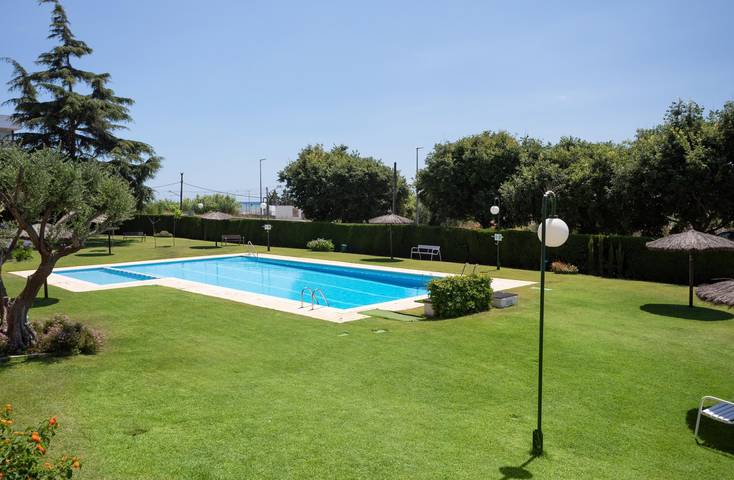 Ferienwohnung für 8 Personen, mit Ausblick und Terrasse sowie Pool und Garten in Costa Barcelona - 4
