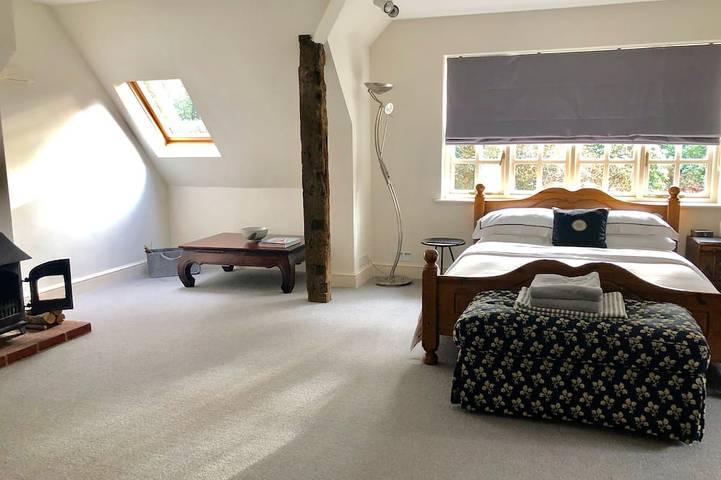Beautiful S.Downs Cottage w/pool,tennis and a private gate leads onto the Downs. in Milland, South Downs
