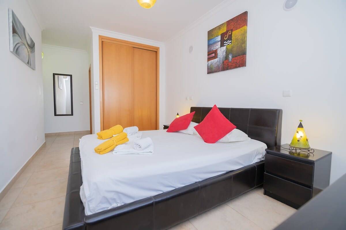 Ganze Wohnung, Palmeiras Apartment - Two Bedrooms in Lagos & pool in São Sebastião, Lagos