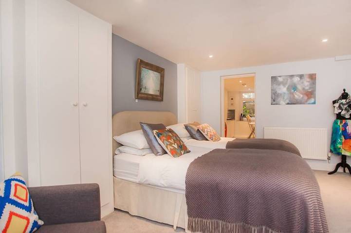 Entire apartment, The Art Studio - stylish city accommodation in Bath, Bath & North East Somerset