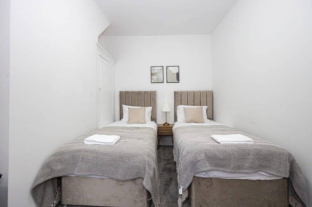 Stylish 3 Bed Levenshulme Home  Sleeps 7 in Manchester, Greater Manchester