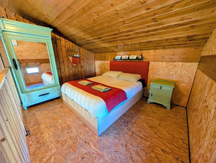 Gîte pour 4 personnes, avec vue ainsi que piscine et jardin à Olvan