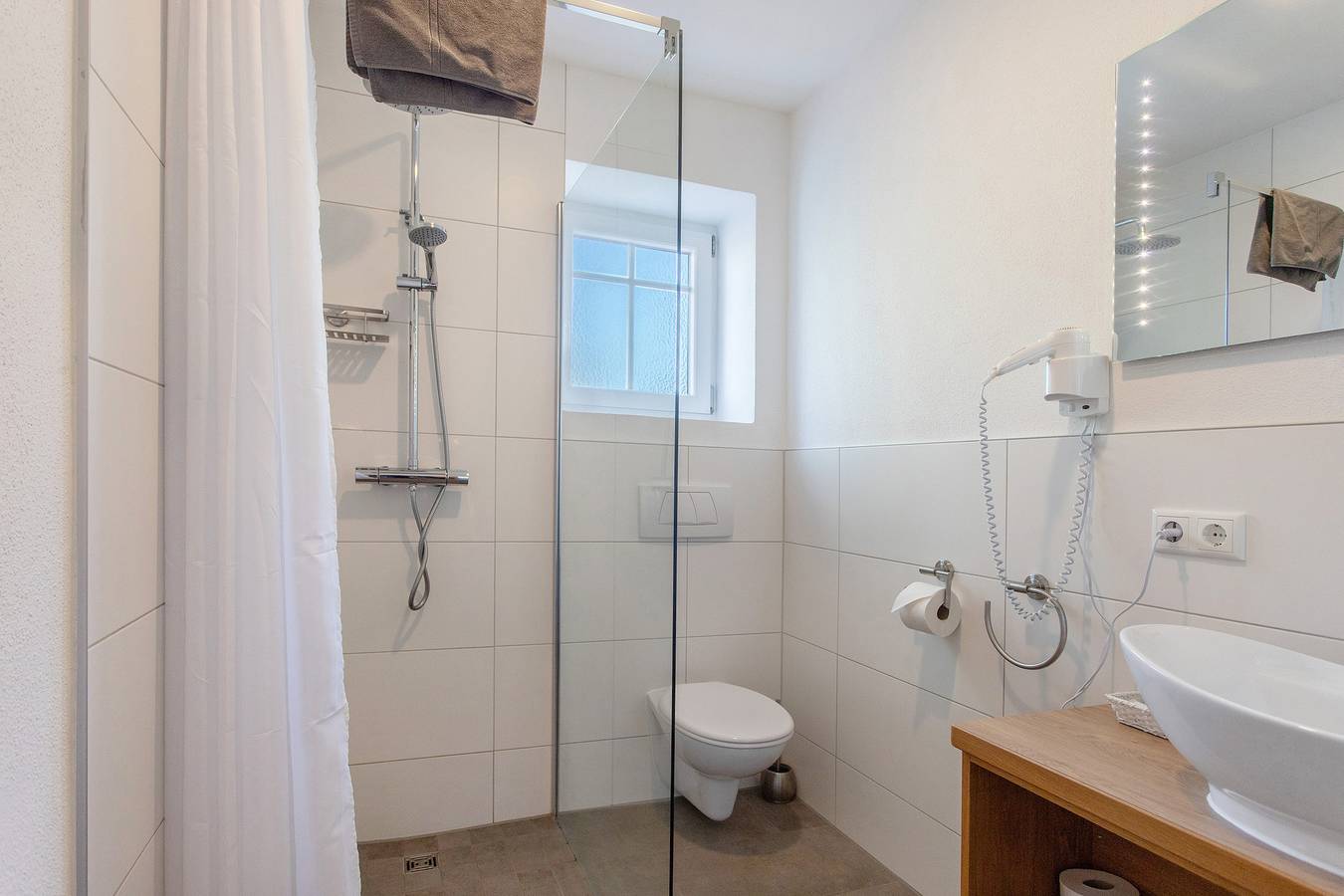 Zimmer 16 - Doppelzimmer Mit Schlafsofa mit Bergblick, Gemeinschaftsterrasse und Wi-Fi in Breitenberg, Ostbayern