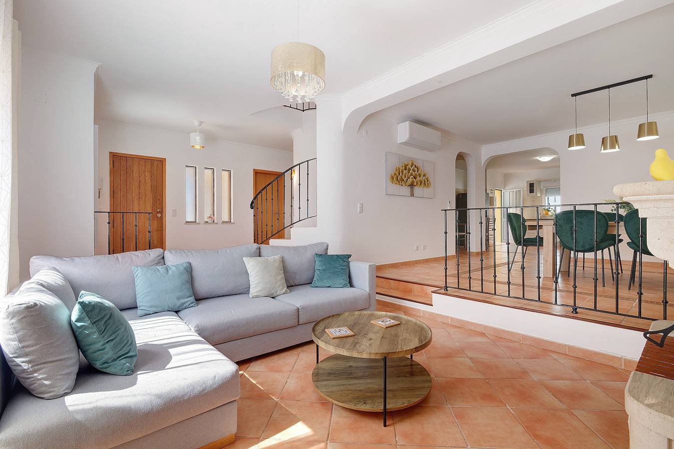 Villa „Modern in Olhão“ mit Bergblick, Wlan und Klimaanlage in Moncarapacho, Parque Natural da Ria Formosa