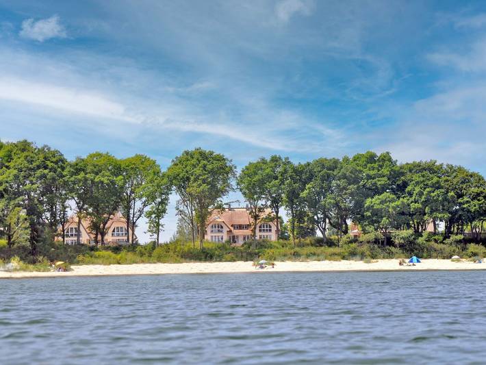 Strandhaus für 8 Personen, mit Ausblick und Terrasse sowie Sauna und Garten, kinderfreundlich in Lobbe