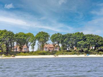Ferienhaus für 8 Personen, mit Ausblick und Garten sowie Terrasse und Sauna, kinderfreundlich in Lobbe