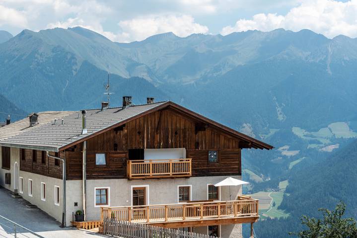 Appartement entier, Appartement 'Sparberhof - Floriani' avec vue sur les montagnes, terrasse plein air et Wi-Fi. in Dosso (Campo di Trens), Campo di Trens