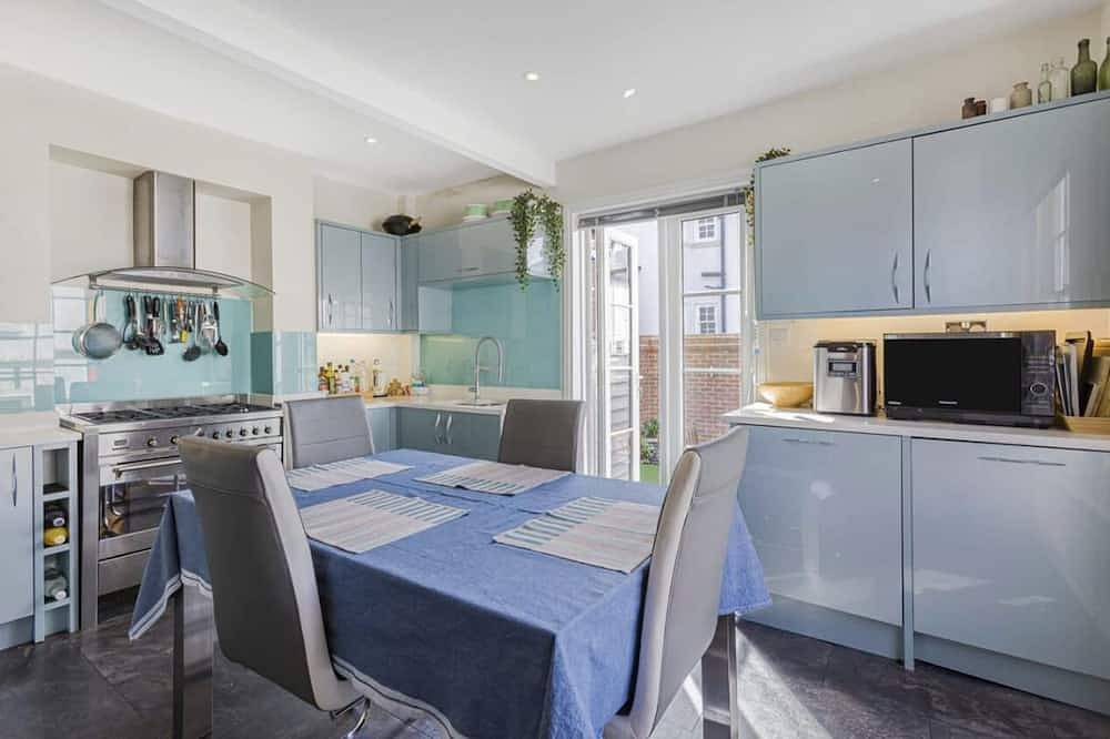Georgian 4 bed historic house,100m City Centre w/ garden & private parking in Hertfordshire