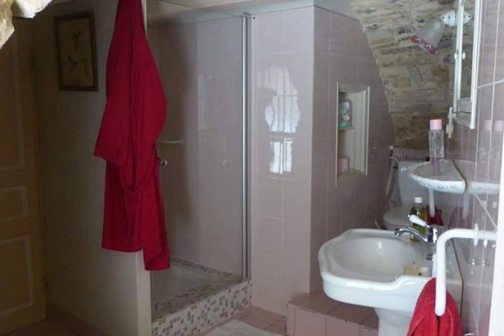 Appartement entier, Appartement de charme dans grand Mas du Xvii, piscine et jardin in Vesseaux, Parc naturel régional des Monts d'Ardèche