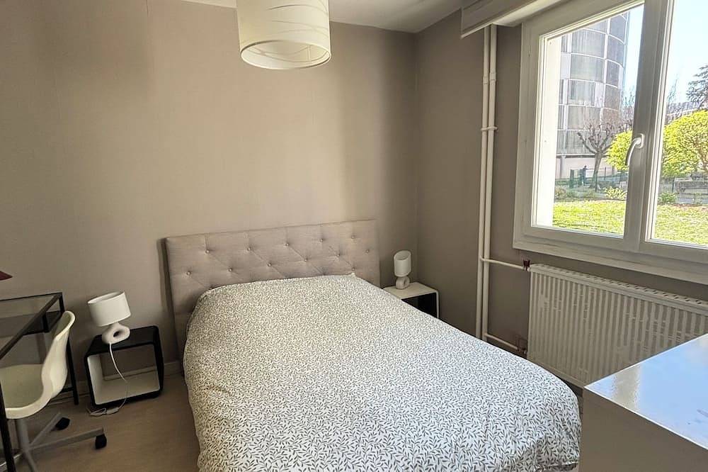 Entire apartment, Quiet T1 near the center in Clermont-Ferrand, Volcans d'Auvergne Regional Nature Park