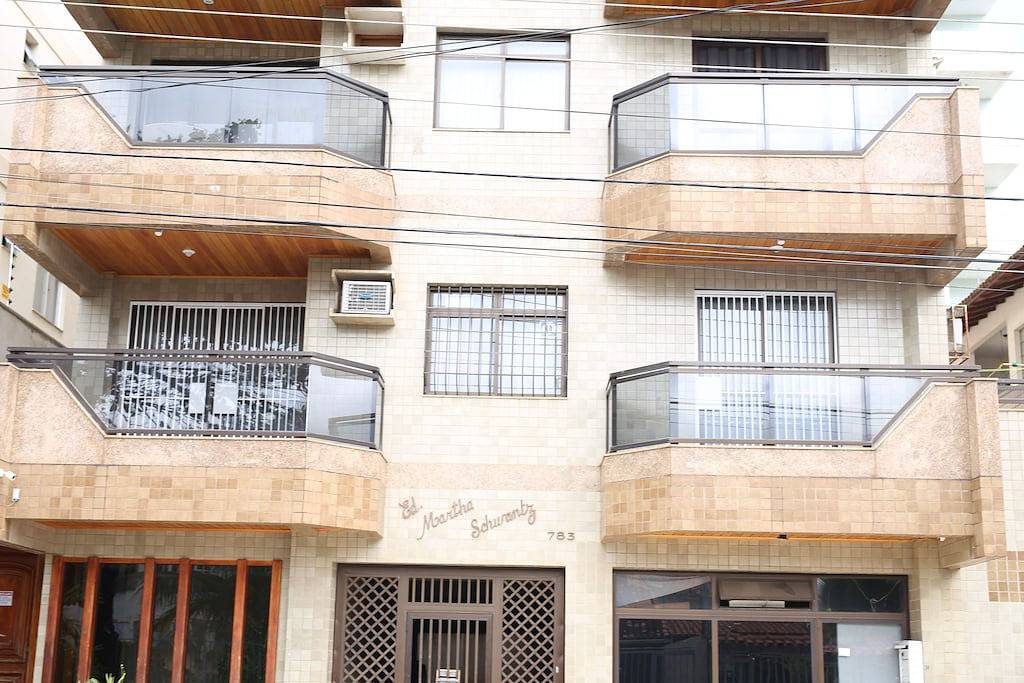 Ganze Wohnung, Martha Schwantz Luxuriöses, luftgekühltes Apartment mit 4 Schlafzimmern und 2 Garagen, 200 m vom Strand entfernt. in Guarapari, Região Metropolitana da Grande Vitória