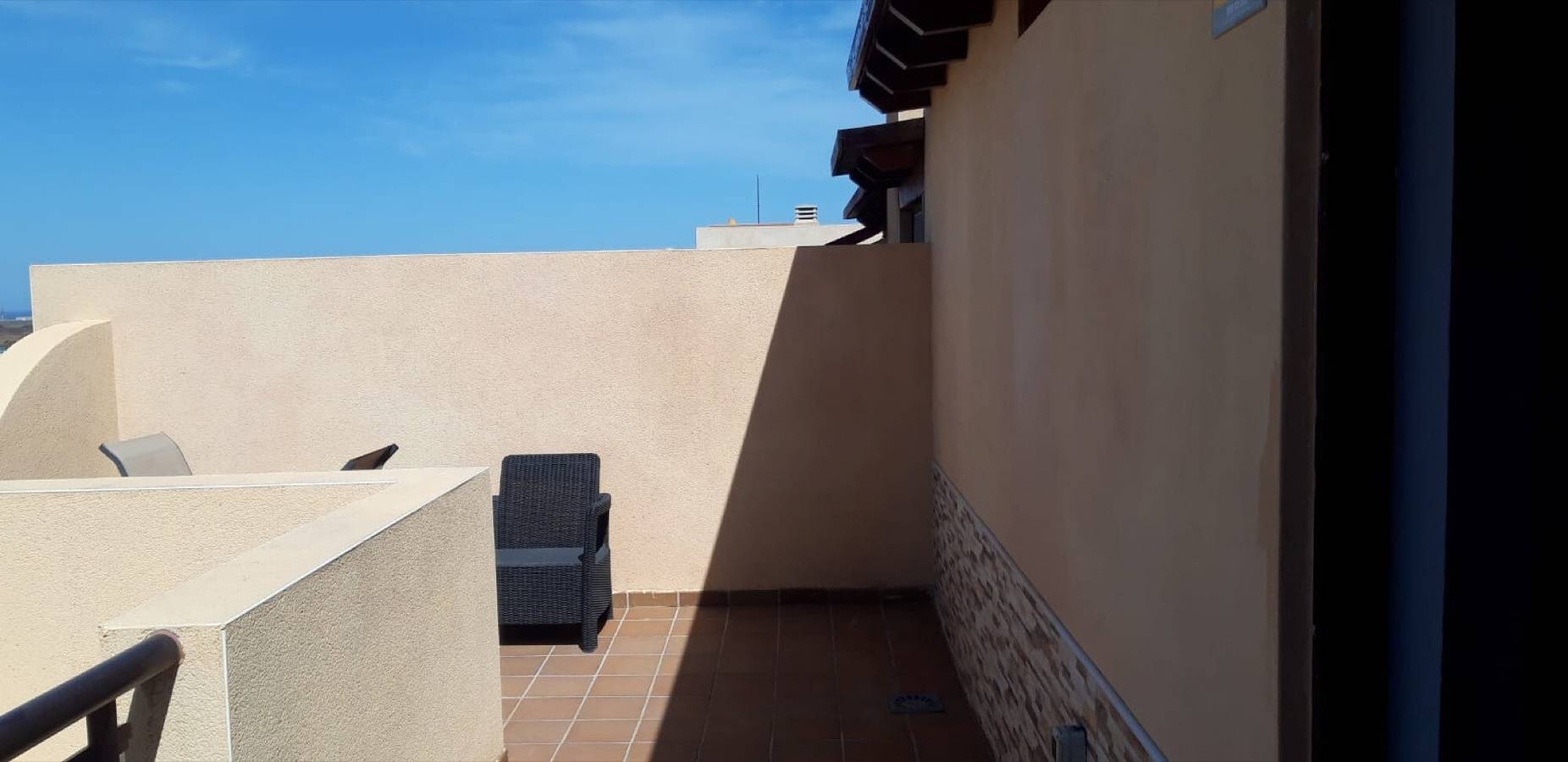 Estudio entero, Estudio vacacional 'Sol Y Playa' con vistas a la montaña, terraza privada in Corralejo, La Oliva