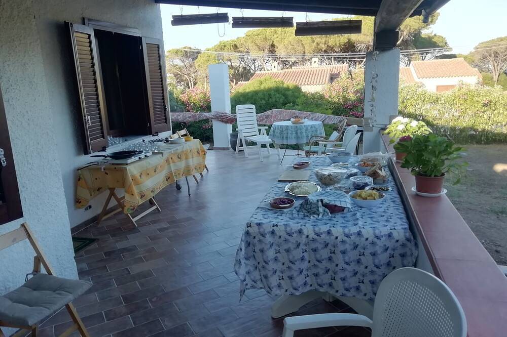 Villa with terrace and large garden 100 mt. from the sea in Baia Sant'Anna, Sardinien