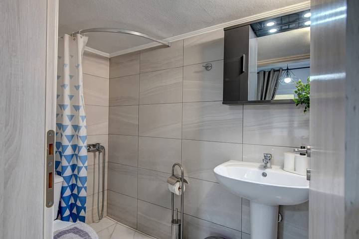 Entire apartment, Fresh 1 Bd Apartment with Balcony in Thessaloniki in Thessaloniki region