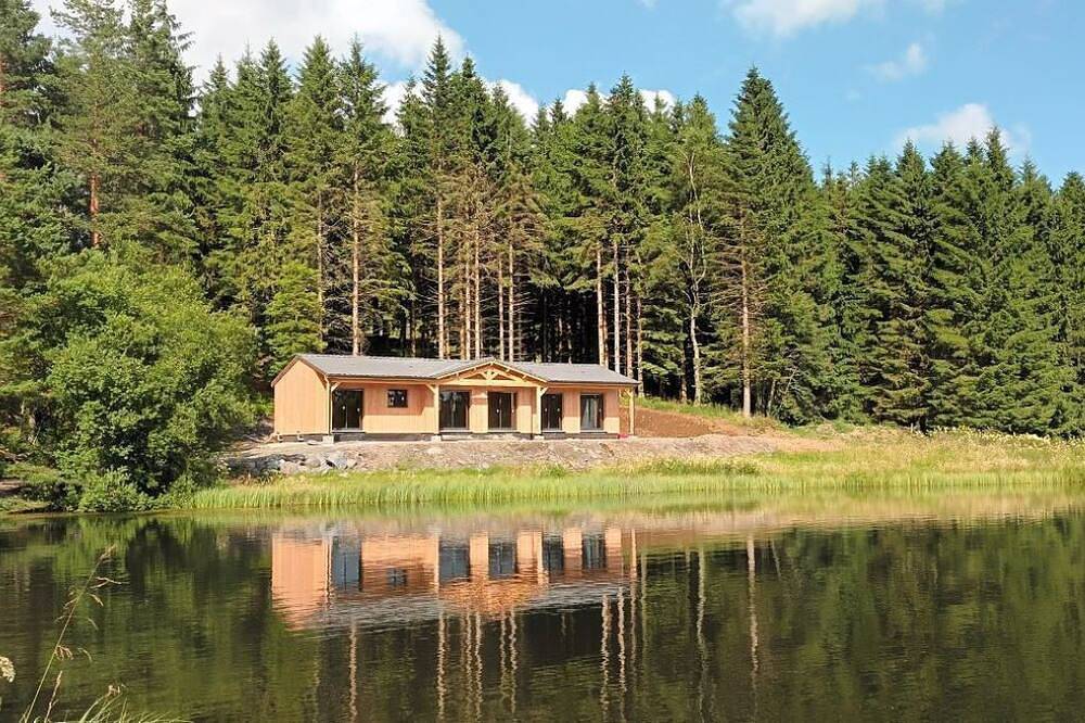 Chalet neuf 10/12 places en pleine nature, vue panoramique sur le lac in Montgreleix, Région de Saint-Flour