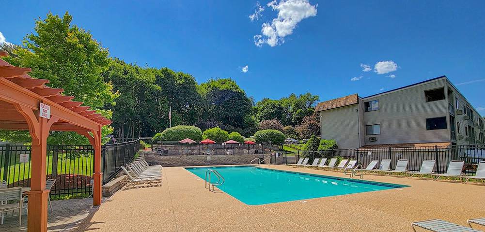 Glamping for 8 people, with pool and terrace in New Hampshire