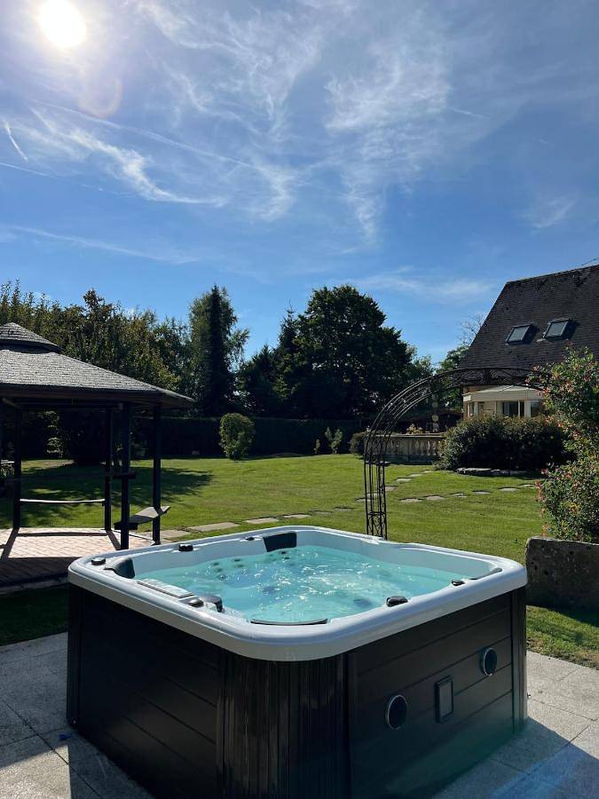 Location de vacances pour 12 personnes, avec jacuzzi ainsi que jardin et sauna dans Cempuis