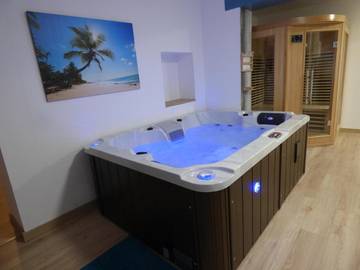 Gîte pour 4 personnes, avec terrasse ainsi que jacuzzi et sauna à Carvin