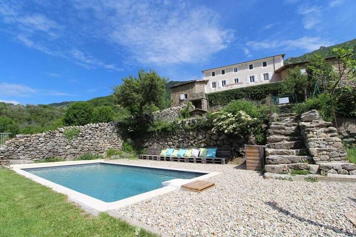 Chambre d’hôte pour 4 personnes, avec Terrasse et Jardin ainsi que Piscine et Vue
