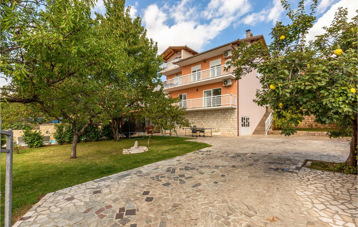 Charmantes Apartment mit Pool und Terrasse in Imotski, in der Nähe des Sees und des Stadtzentrums in Imotski, Makarska Riviera