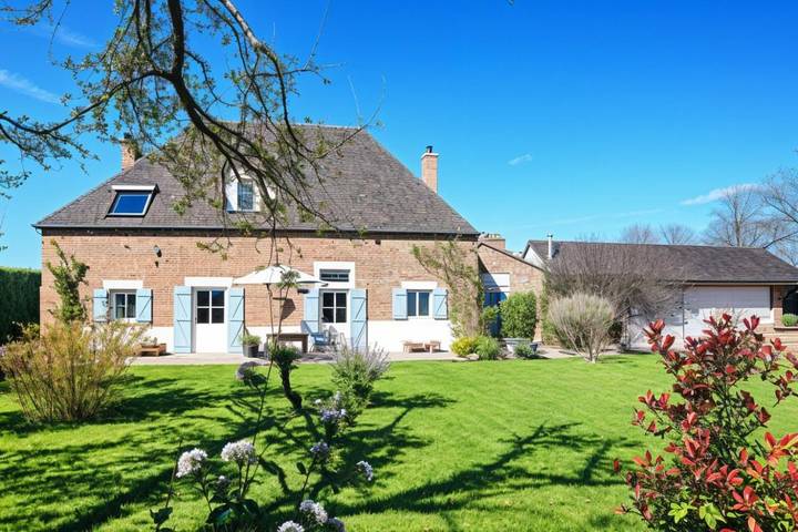 Chambre d’hôte pour 8 personnes, avec piscine ainsi que jardin et vue, animaux acceptés