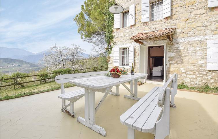 Appartamento di 110 m² con letto per bambini, parcheggio, terrazza e WiFi in Tarzo, Prealpi Carniche