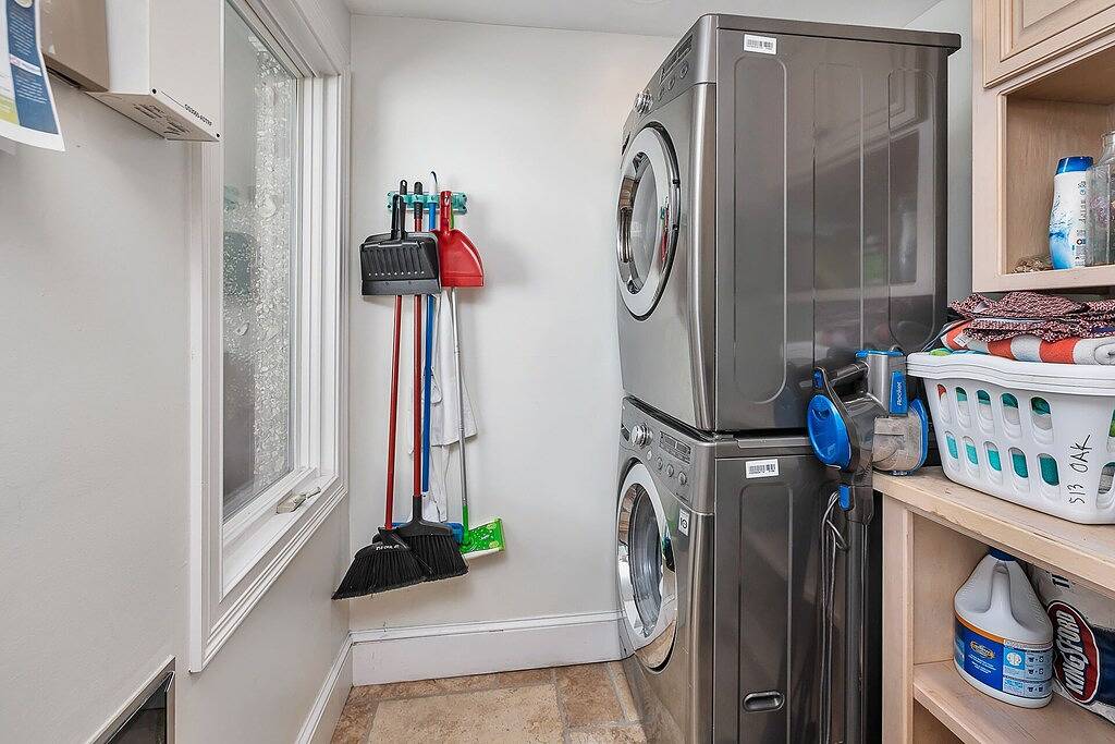 Village Revival! Perfect Village/Beach Location, Fully Renovated in St. Simons Island, Glynn County