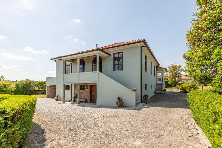 Location de vacances pour 12 personnes, avec Balcon et Terrasse ainsi que Jardin et Piscine dans Guardizela