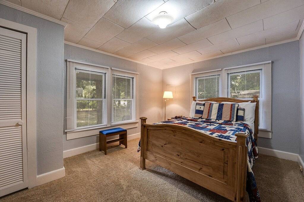 Dogs Give us 5 Stars! Rustic Home, Huge Woodsy & Fenced Yard, Firepit, Close to Dining/Shops in Clay County (FL)