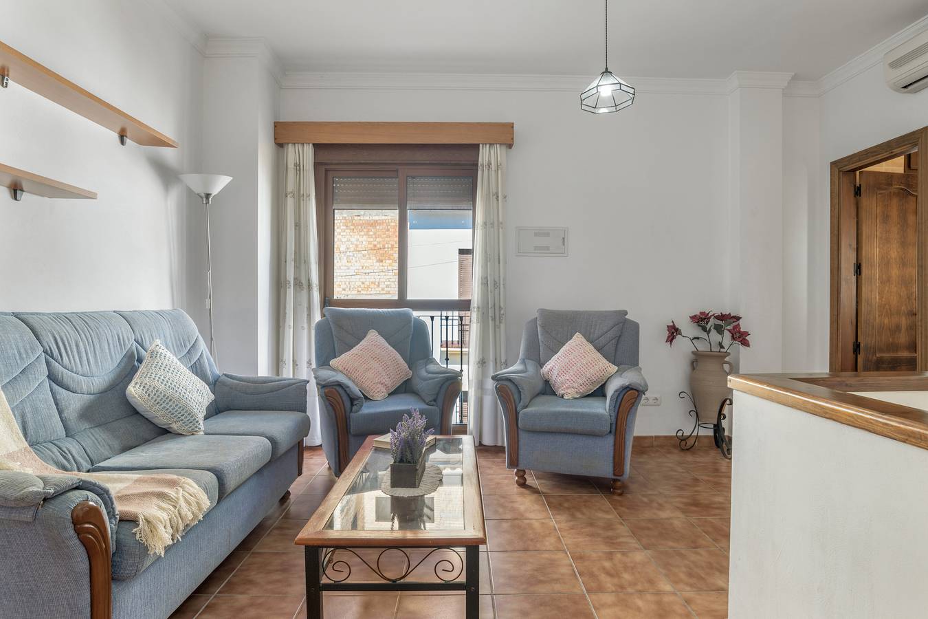 Apartamento entero, Apartamento 'Sierra Del Hacho Ático' con vistas a la montaña, terraza privada y aire acondicionado in Montejaque, Provincia de Málaga