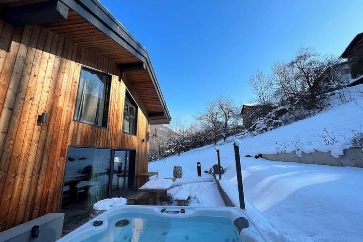 Chalet pour 12 personnes, avec Jacuzzi ainsi que Terrasse et Jardin