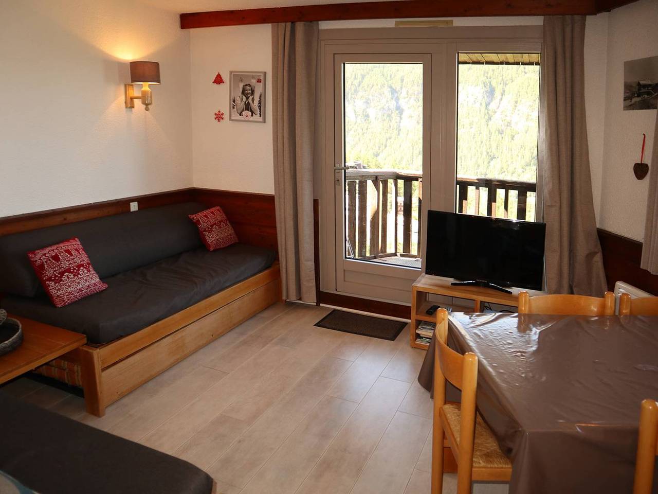 Entire apartment, 2-room apartment, 4/5 pers, ski-in/ski-out, parking, Wifi, pets allowed in Les Orres, Écrins National Park