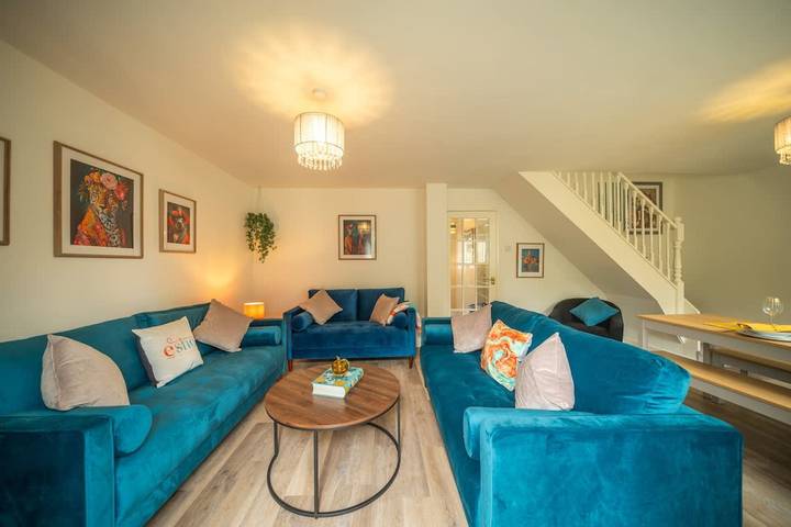 Holiday home for 10 people, with hot tub and garden, with pets in Cirencester